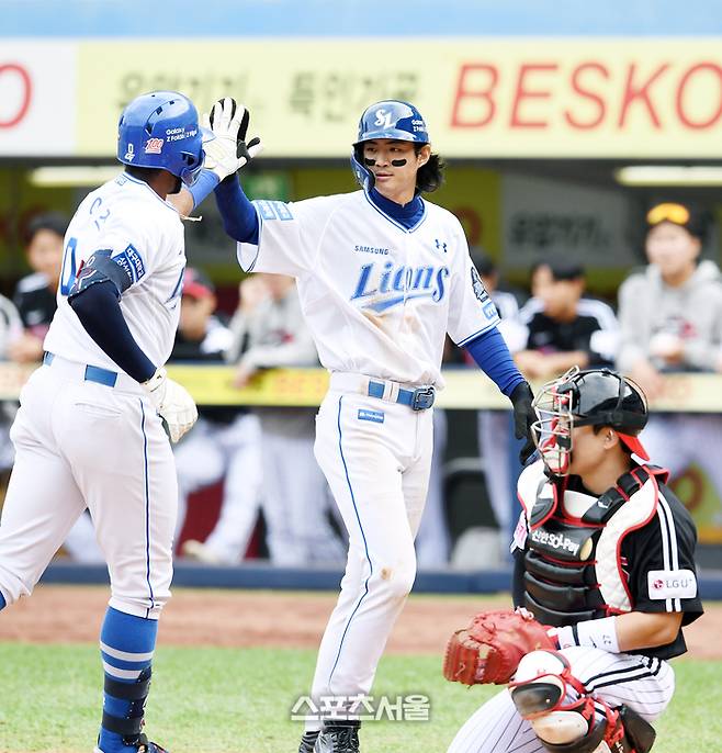 삼성 디아즈(왼쪽)가 13일 대구삼성라이온즈파크에서 열린 2023 KBO 플레이오프 1차전 LG와 경기에서 5회말 투런포를 때린 후 홈에 들어와 선행주자 구자욱과 하이파이브를 하고 있다. 대구 | 박진업 기자 upandup@sportsseoul.com