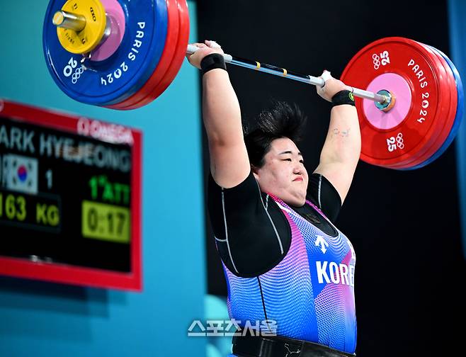 대한민국 역도 국가대표 박혜정이 지난 8월11일(한국 시간) 프랑스 파리 사우스 파리 아레나6에서 열린 2024 파리올림픽 역도 여자 81㎏ 초과급 결선에서 바벨을 들어올리고 있다.  파리 | 박진업 기자 upandup@sportsseoul.com