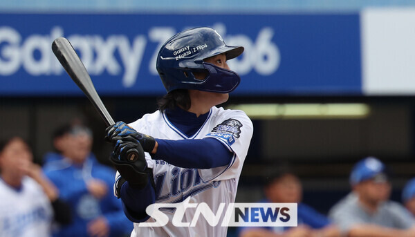 13일 오후 대구 수성구 삼성라이온즈파크에서 열린 2024 KBO 포스트시즌 플레이오프 1차전 LG 트윈스와 삼성 라이온즈의 경기, 3회말 무사 1,3루 삼성 구자욱 3점 홈런을 치고 있다. 사진┃뉴시스