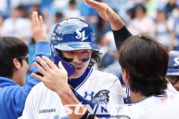 13일 오후 대구 수성구 삼성라이온즈파크에서 열린 2024 KBO 포스트시즌 플레이오프 1차전 LG 트윈스와 삼성 라이온즈의 경기, 3회말 1사 주자 1,3루 상황에서 삼성 구자욱이 쓰리런 홈런을 치고 덕아웃에서 선수들과 기쁨을 나누고 있다. 사진┃뉴시스