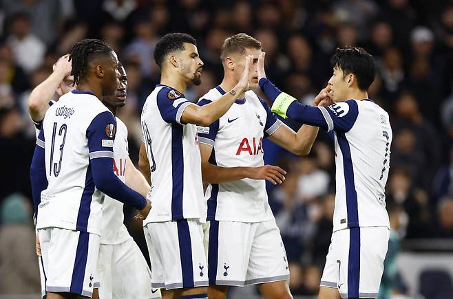 Soccer Football - Europa League - Tottenham Hotspur v Qarabag - Tottenham Hotspur Stadium, London, Britain - September 26, 2024 Tottenham Hotspur's Dominic Solanke celebrates scoring their third goal with Son Heung-min Action Images via Reuters/Peter Cziborra







<저작권자(c) 연합뉴스, 무단 전재-재배포, AI 학습 및 활용 금지>