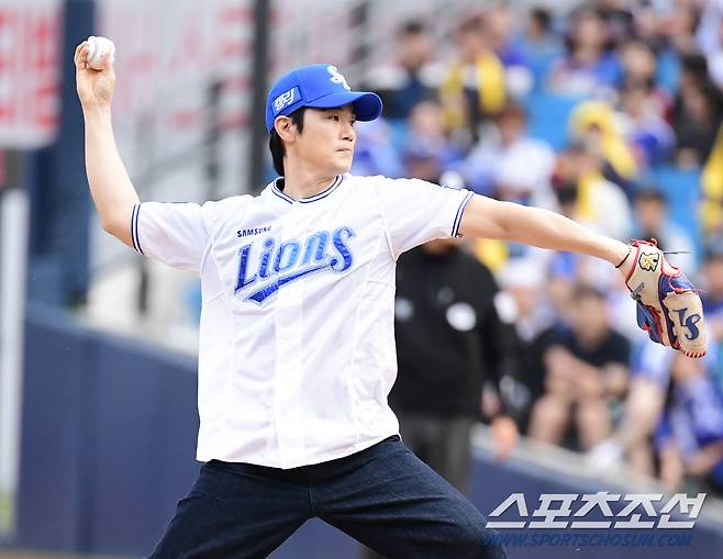 13일 대구 삼성라이온즈파크에서 열린 PO 1차전 삼성과 LG의 경기. 시구를 하고 있는 배우 김강우. 대구=송정헌 기자songs@sportschosun.com/2024.10.13/