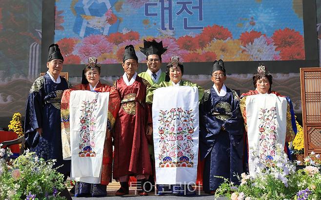 지난해 대한민국 국향대전에서 선보인 '국향 장수부부 금혼식' 후 단체사진(김달주·백정자, 문영수·김진옥, 김근수·정연심) .[사진=함평군]