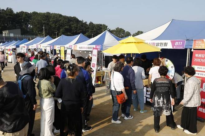 화성 궁평항해오름수산시장 일원에서 열린 경기도우수시장박람회의 부스가 방문객들로 북적이고 있다. [사진제공=화성시]