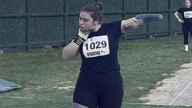 마리아는 이미 19살 때 고향에서 유명한 운동선수였다