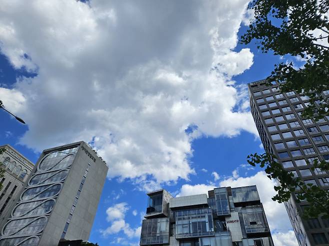일요일인 오늘(13일)은 동해북부해상에 위치한 고기압의 영향을 받다가 차차 그 가장자리에 들어 전국이 맑다가 오후부터 구름이 많아지겠다. 서울, 오늘날씨, 내일날씨, 주간날씨 ©bnt뉴스