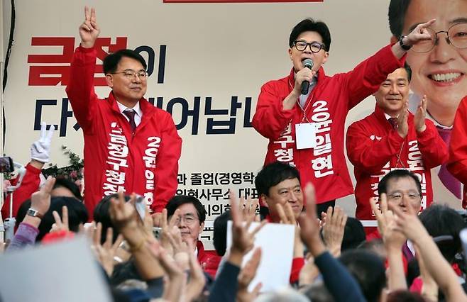 한동훈 국민의힘 대표가 지난 9일 부산 금정구 부산대학교 정문 앞에서 열린 집중유세에 참석, 윤일현 금정구청장 보궐선거 후보의 지지를 호소하고 있다. ⓒ뉴시스