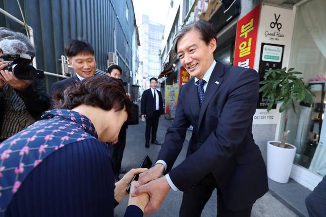 10·16 재·보궐선거 사전투표를 하루 앞둔 10일 조국혁신당 조국 대표가 전남 영광군 터미널사거리에서 군민들과 인사하고 있다. ⓒ연합뉴스