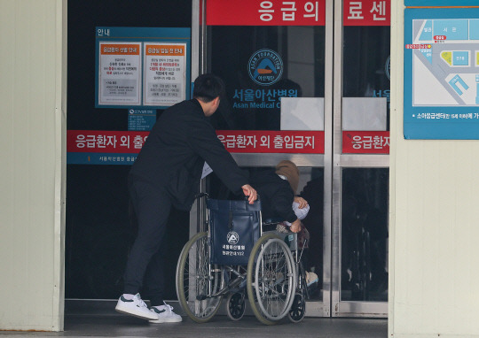 7일 오전 서울 시내 한 대형병원 응급실 앞에서 한 환자와 보호자가 이동하고 있다. 연합뉴스