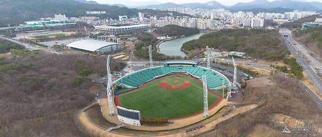 울산체육공원 내 문수야구장과 주변 그린벨트구역. 울산시 제공