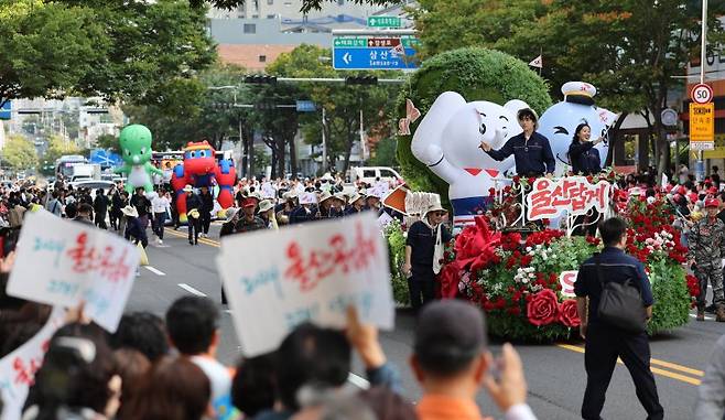 울산 도심서 열린 공업축제 퍼레이드. 지난 10일 오후 울산 남구 중앙로에서 '2024 울산공업축제' 퍼레이드가 진행되고 있다. 연합뉴스