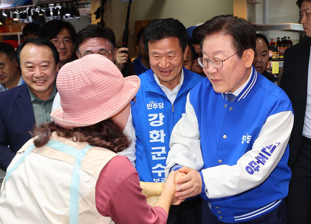 이재명 더불어민주당 대표가 12일 오후 인천시 강화군 외포항 젓갈 수산물 직판장에서 한연희 강화군수 보궐선거 후보의 지지를 호소하고 있다. 연합뉴스