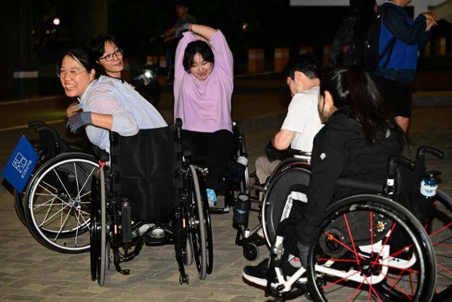 휠체어 러닝 크루가 4일 서울 용산구 이촌한강공원 일대에서 출발 전 스트레칭을 하고 있다. 최주연 기자