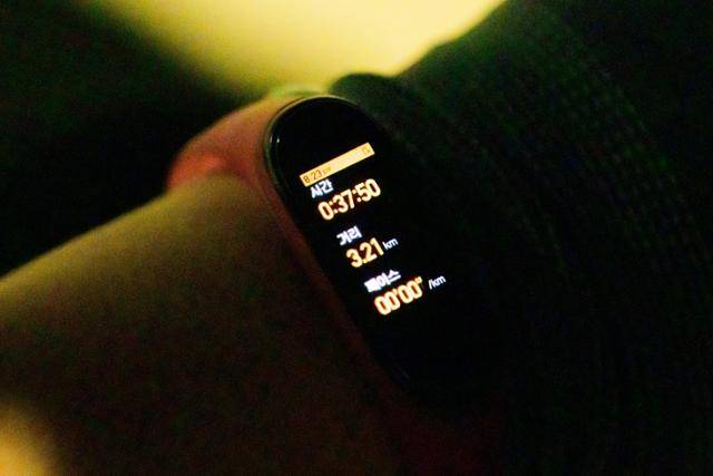 휠체어 러닝크루 활동 중인 박은수씨가 개인 최고 기록을 달성했다며 자신의 스마트워치를 보여주고 있다. 최주연 기자