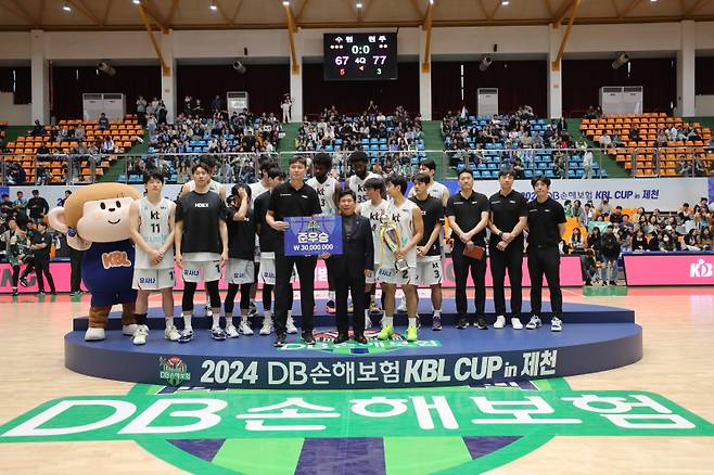 <yonhap photo-3148=""> KBL 컵대회 준우승한 수원 KT (제천=연합뉴스) 김형우 기자 = 13일 오후 충북 제천시 제천체육관에서 열린 수원 KT와 원주 DB의 2024 프로농구(KBL) 컵대회 결승에서 준우승한 수원 KT 선수단이 기념 촬영을 하고 있다. 2024.10.13 vodcast@yna.co.kr/2024-10-13 16:28:42/ <저작권자 ⓒ 1980-2024 ㈜연합뉴스. 무단 전재 재배포 금지, AI 학습 및 활용 금지></yonhap>