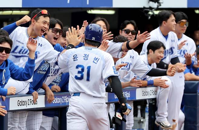 2024 프로야구 KBO 포스트시즌 삼성라이온즈와 LG트윈스의 플레이오프(PO) 1차전 경기가 13일 오후 대구삼성라이온즈파크에서 열렸다. 1회말 1사 1,3루 디아즈의 희생플라이 때 3루주자 윤정빈이 홈인하자 더그아웃의 동료들이 축하해주고 있다. 대구=김민규 기자 mgkim1@edaily.co.kr /2024.10.13/