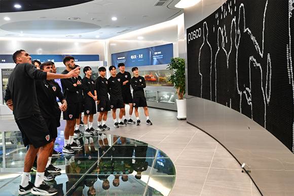 지난 11일 포항스틸러스 선수단이 포스코 본사 역사관을 견학하고 있다. [사진=포항스틸러스]