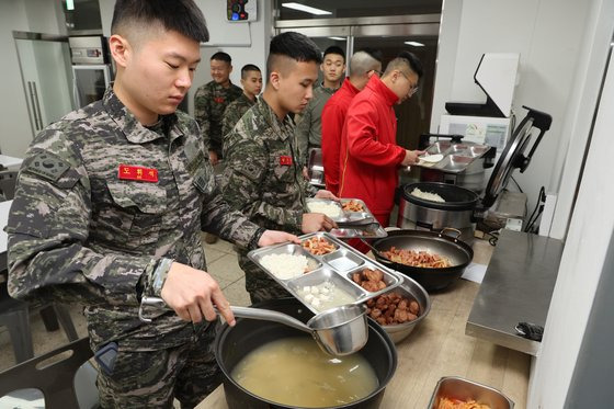 해병대 제6 여단 해안경계작전부대에서 장병이 오전 5시에 아침 식사 배식을 하고 있다. 원하는 만큼 가져다 먹는 자율배식이다. 우상조 기자