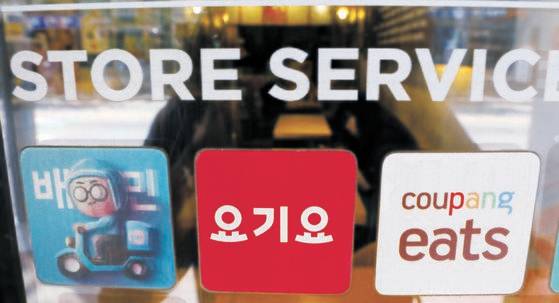 배달 앱과 입점 업체 간 배달 수수료 갈등이 길어지자 공공 배달 앱 등 대안 배달 플랫폼이 주목 받고 있다. 자영업자와 프랜차이즈 업계는 대안 플랫폼 활성화가 필요하다고 주장하지만 소비자는 불편한 대안 앱 사용을 꺼리고 있다. 사진 뉴시스
