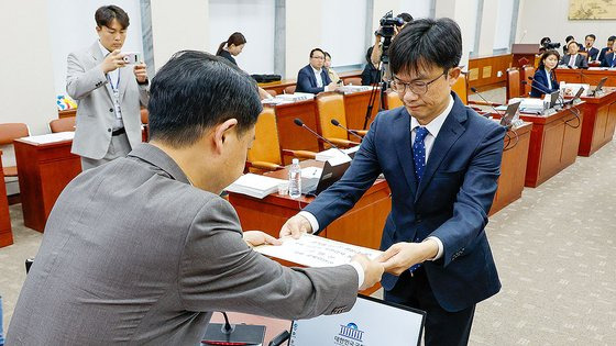 김영호 국회 교육위원회 위원장이 11일 오전 서울 여의도 국회 교육위원회에서 한국교육학술정보원·한국고전번역원 등 국정감사 도중 전체회의를 열고 여당 퇴장 속에 김건희 여사 논문 관련 증인 불출석한 김지용 국민대 이사장, 장윤금 숙명여대 전 총장, 설민신 한경국립대 교수 고발장을 행정실장에게 전달하고 있다. 뉴스1