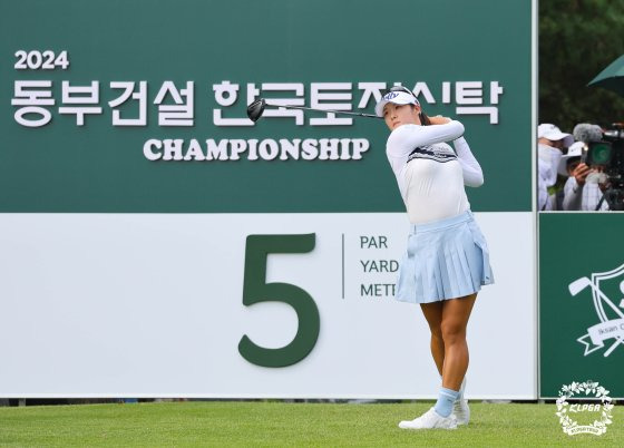 티샷하는 김민별   (서울=연합뉴스) 김민별이 13일 전북 익산에 위치한 익산CC에서 열린 '2024 동부건설 한국토지신탁 챔피언십' FR 5번 홀에서 티샷하고 있다. 2024.10.13 [KLPGT 제공. 재판매 및 DB 금지]   photo@yna.co.kr (끝)  〈저작권자(c) 연합뉴스, 무단 전재-재배포, AI 학습 및 활용 금지〉