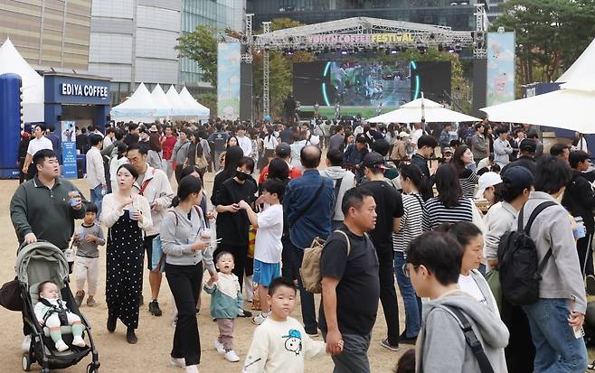 13일 서울 잠실 롯데월드타워 앞 잔디광장에서 열린 '2024, 커피 페스티벌'에서 '구니스크루' 무대가 진행되고 있다 (사진=이솔 기자)