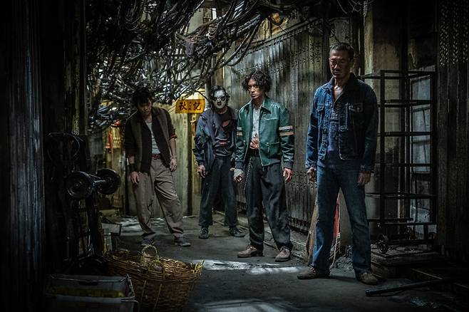 정 바오루이 감독의 <구룡성채: 무법지대>는 1980년대 홍콩 누아르의 황금기를 재현하려는 작품이다. 콘텐츠판다 제공