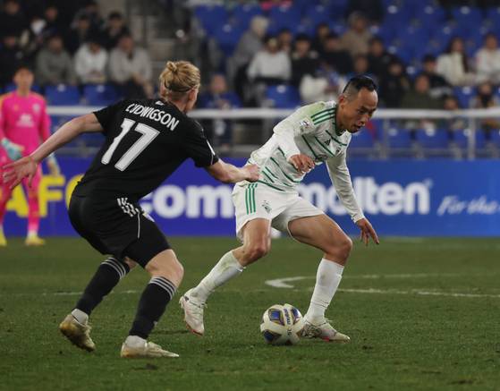 Jeonbuk Hyundai Motors midfielder Moon Seon-min, right, in action during a 2023-24 AFC Champions League match against Ulan HD at Munsu Football Stadium in Ulsan on March 12. [YONHAP]