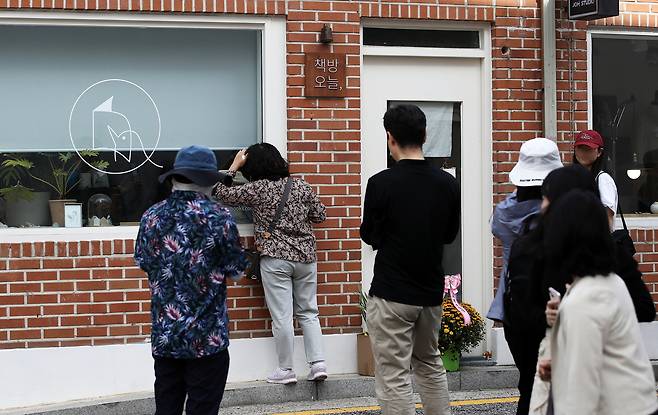 People crowd around Korean novelist Han Kang's independent bookstore in Jongno District's Tongui-dong, central Seoul, on Sunday to congratulate her on winning the Nobel Prize in Literature. The bookstore is temporarily closed. [NEWS1]