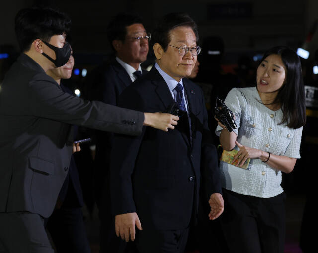 더불어민주당 이재명 대표가 30일 오후 서울 서초구 서울중앙지법에서 열린 위증교사 혐의 관련 1심 결심공판을 마친 뒤 취재진 질문에 답을 마치며 법원을 나서고 있다. 연합뉴스