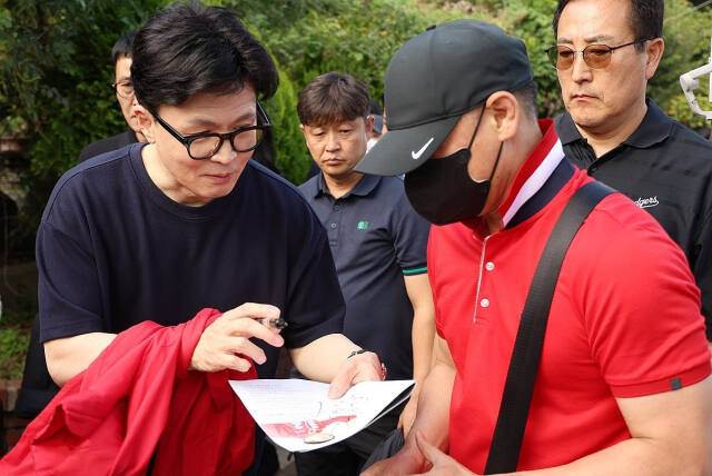 국민의힘 한동훈 대표가 지난 12일 오후 부산 금정구 거리 일대를 걸으며 윤일현 금정구청장 보궐선거 후보와 유세를 펼치고 있다. 연합뉴스