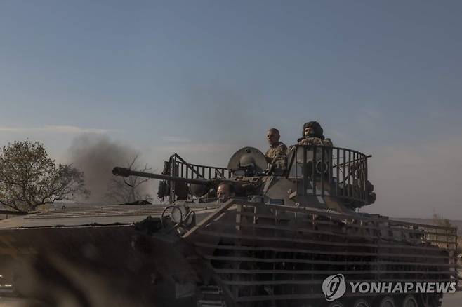 도네츠크 지역에서 탱크를 타고 이동 중인 우크라이나군 병사들 / AFP=연합뉴스