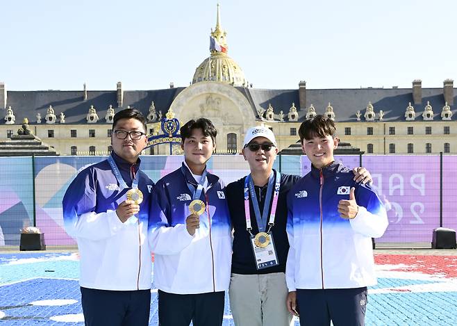 정의선 현대차그룹 회장이 지난 7월 2024 파리올림픽 남자양궁 단체전 우승 직후 김우진, 이우석, 김제덕 선수를 축하하며 기념 촬영을 하고 있다. / 사진 = 현대차그룹