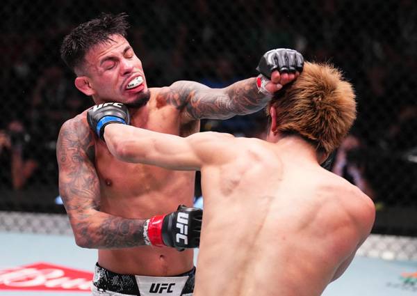 로이발이 타이라의 무패 행진을 저지했다. 사진=TKO