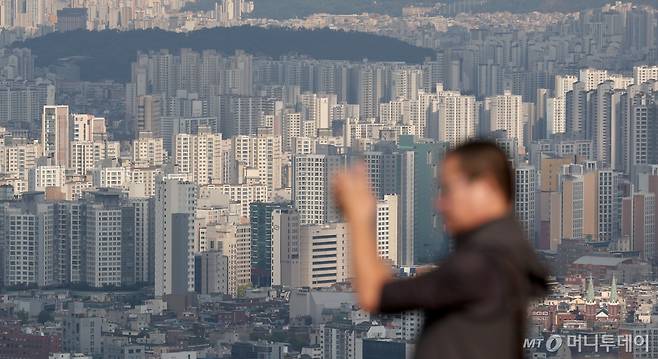 [서울=뉴시스] 김진아 기자 = 사진은 10일 서울 남산에서 바라본 서울 시내 아파트 단지.