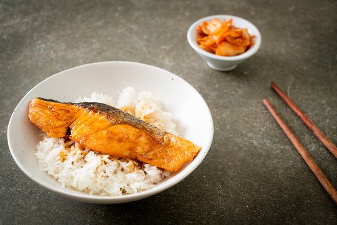 구운 연어 덮밥[123RF]