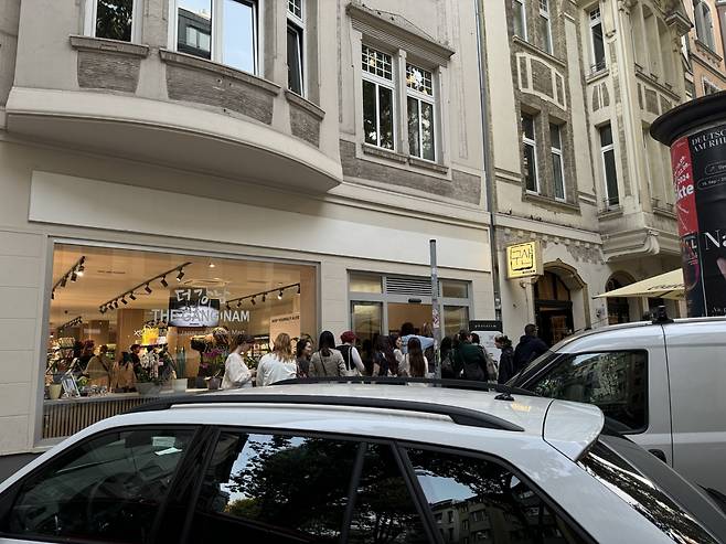 더강남 매장 앞에 고객들이 줄을 서고 있다. [더강남 제공]