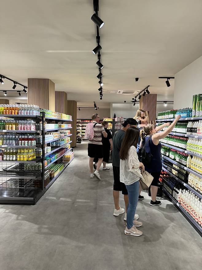 더강남 매장에서 고객들이 주류 코너 제품들을 보고 있다. [더강남 제공]