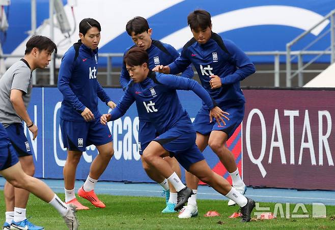 [용인=뉴시스] 홍효식 기자 = 대한민국 축구 국가대표팀 이강인, 이승우, 이재성 등 선수들이 13일 경기도 용인미르스타디움에서 훈련하고 있다.대표팀은 15일 오후 8시 용인미르스타디움에서 이라크와 2016 북중미 월드컵 아시아지역 3차 예선 4차전 홈 경기를 치른다. 2024.10.13. yesphoto@newsis.com