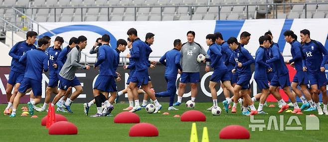 [용인=뉴시스] 홍효식 기자 = 대한민국 축구 국가대표팀 선수들이 13일 경기도 용인미르스타디움에서 훈련하고 있다.대표팀은 15일 오후 8시 용인미르스타디움에서 이라크와 2016 북중미 월드컵 아시아지역 3차 예선 4차전 홈 경기를 치른다. 2024.10.13. yesphoto@newsis.com