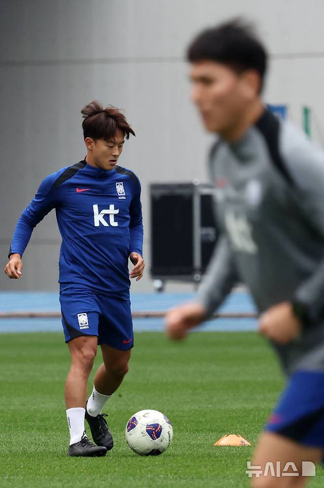 [용인=뉴시스] 홍효식 기자 = 대한민국 축구 국가대표팀 이승우가 13일 경기도 용인미르스타디움에서 훈련하고 있다.대표팀은 15일 오후 8시 용인미르스타디움에서 이라크와 2016 북중미 월드컵 아시아지역 3차 예선 4차전 홈 경기를 치른다. 2024.10.13. yesphoto@newsis.com