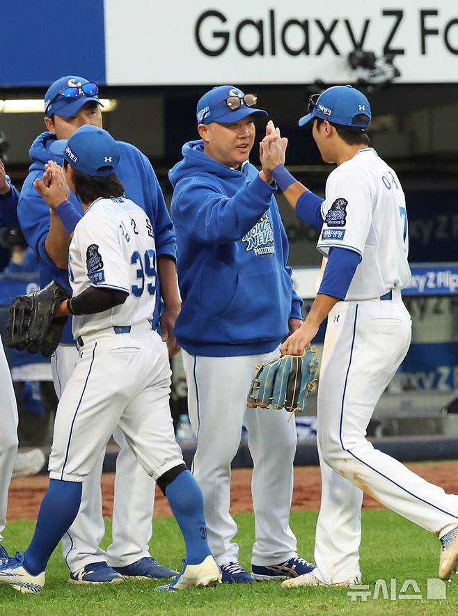 [대구=뉴시스] 김금보 기자 = 13일 오후 대구 수성구 삼성라이온즈파크에서 열린 2024 KBO 포스트시즌 플레이오프 1차전 LG 트윈스와 삼성 라이온즈의 경기, 10대-4로 승리한 삼성 박진만 감독이 선수들을 격려하고 있다. 2024.10.13. kgb@newsis.com