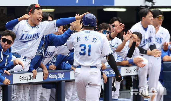 [대구=뉴시스] 이무열 기자 = 13일 오후 대구 수성구 삼성라이온즈파크에서 열린 2024 KBO 포스트시즌 플레이오프 1차전 LG 트윈스와 삼성 라이온즈의 경기, 1회말 2사 2,3루 상황에서 3루 주자 삼성 윤정빈이 디아즈의 희생플라이로 득점한 뒤 선수들과 기뻐하고 있다. 2024.10.13. lmy@newsis.com