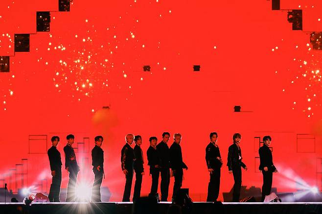 [고양=뉴시스] 세븐틴이 13일 경기 고양 고양종합운동장 주경기장에서 '세븐틴 [라이트 히어] 월드 투어(SEVENTEEN [RIGHT HERE] WORLD TOUR)'를 펼치고 있다. (사진 = 플레디스 엔터테인먼트 제공) 2024.10.13. photo@newsis.com *재판매 및 DB 금지