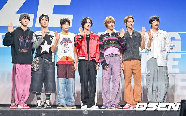 [OSEN=박준형 기자] 4일 오후 서울 한남동 블루스퀘어 마스터카드홀에서 'RIIZING DAY: RIIZE Premiere'(라이징 데이: 라이즈 프리미어) 행사가 진행됐다. &nbsp;라이즈는 그룹명에 '성장하다(Rise)'와 '실현하다(Realize)'는 뜻의 영단어를 더해, '함께 성장하고 꿈을 실현해 나아가는 팀'이라는 의미를 담았으며, 맏형 쇼타로부터 은석, 성찬, 원빈, 승한, 소희, 막내 앤톤까지 실력과 비주얼을 겸비한 7인의 최정예 멤버로 구성되어 있다.라이즈가 포즈를 취하고 있다.  2023.09.04  / soul1014@osen.co.kr