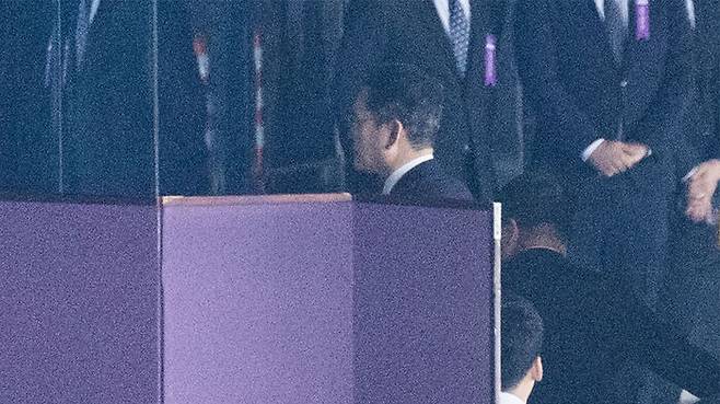 이재용 삼성전자 회장이 13일 오후 서울 광진구 그랜드워커힐호텔 비스타홀에서 열리는 최태원 SK그룹 회장과 노소영 아트센터 나비 관장의 차녀 민정씨 결혼식에 참석하고 있다.