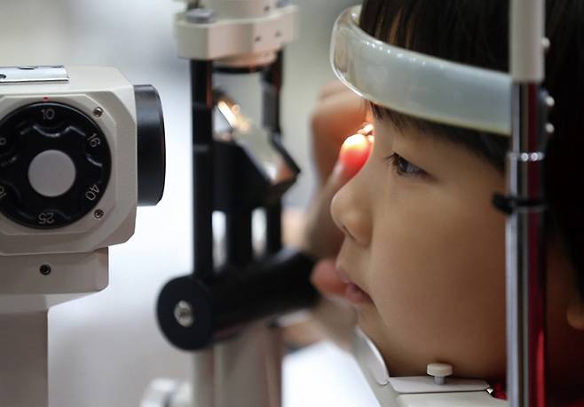 서울 서초구청에서 열린 '초등학교 취학 전 아동 무료건강검진'에서 한 어린이가 안과 검진을 받고 있다. ⓒ연합뉴스