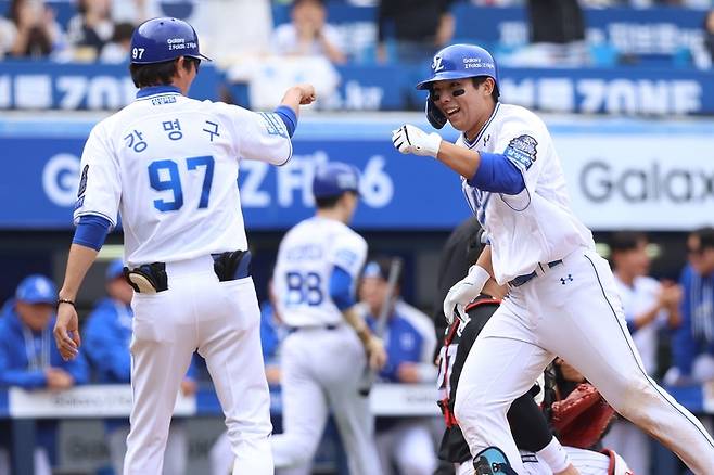 강명구 코치와 함께 기뻐하는 삼성 김영웅. 삼성 라이온즈 제공