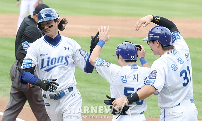 '2024 KBO 포스트시즌 플레이오프 1차전' 삼성-LG전이13일 대구 삼성라이온즈파크에서 열렸다. 삼성 구자욱(왼쪽)이 3회말 무사 1,3루에서 우중월 3점 홈런을 날리고 홈인한 후 김지찬과 윤정빈의 환영을 받고 있다. /사진=김진경 대기자