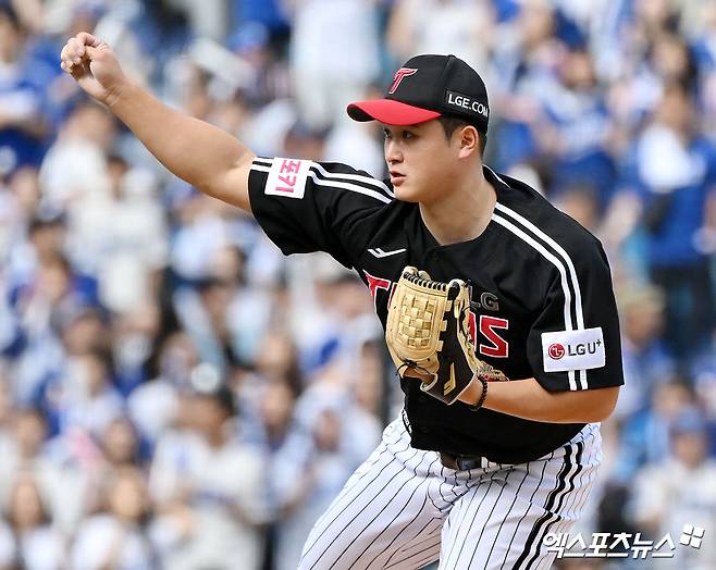 LG 투수 최원태는 13일 대구 삼성라이온즈파크에서 열린 '2024 신한 SOL Bank KBO 포스트시즌' 삼성과 플레이오프 1차전(5전 3승제)에서 선발 등판했다. 2피홈런을 허용하며 최종 성적 3이닝 5실점으로 부진했다. 대구, 김한준 기자